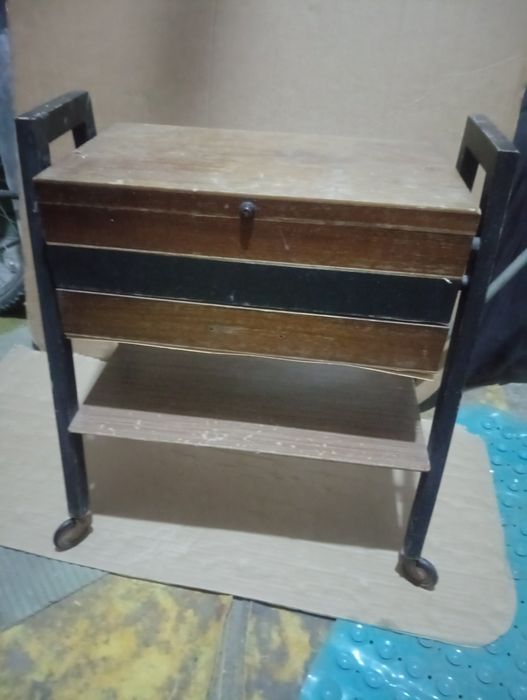 Comodă veche culisantă de bijuterii ,machiajuri, ceasuri