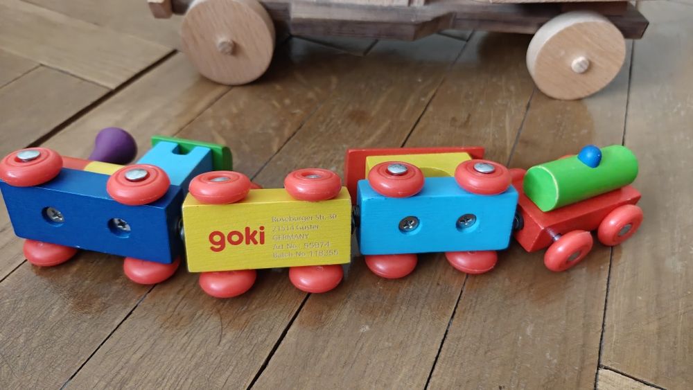 Голям масивен дървен камион (Самосвал) и влакче Goki – Лот дървени игр