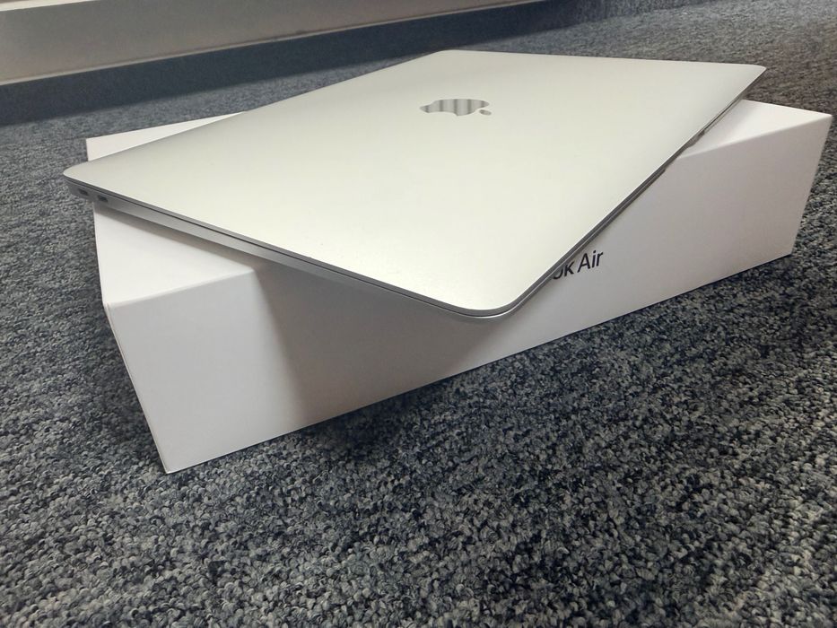Vând schimb MacBook Air M1, 2021, 512 GB, factura, impecabil