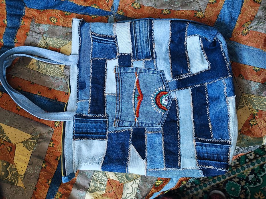 Джинсовая сумка с вышивкой