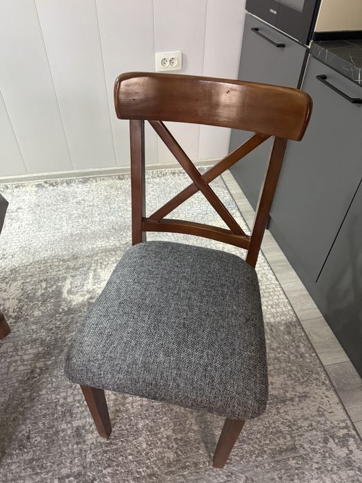 Стандартный стол с шестью стульями