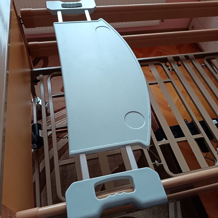 Болнично легло, антидекубитален дюшек и помощна масичка