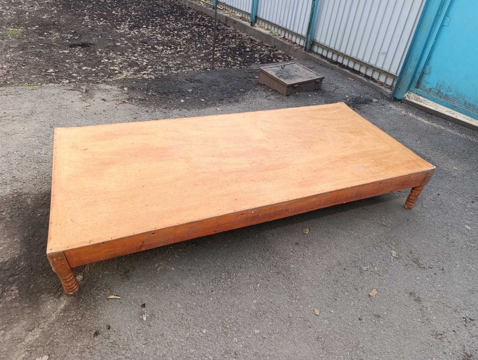 Большой гостинный стол