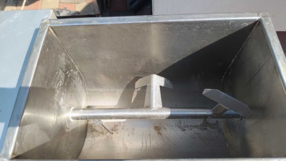 masina de umplut carnati sprit aparat hidraulic 15 litri -italy nou silgilat ,malaxor de carne 40 litri  cuva basculabila putere 3 kw trifazat