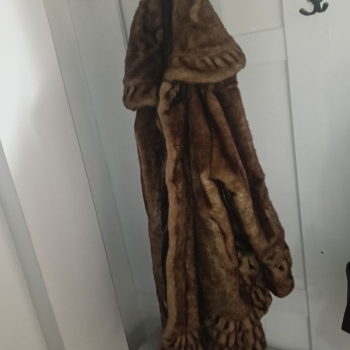 Vand haină de blană noua
