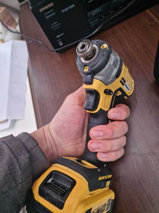 Filetanta IMPACT DEWALT 18V Li-ION cu baterie de 4AH si incarcator cor