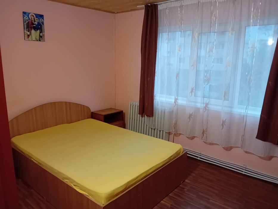 Închiriez apartament-1200lei