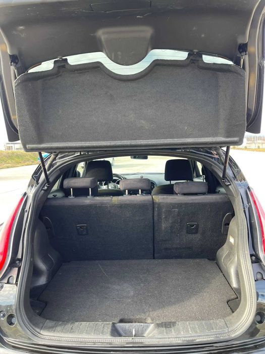 NISSAN JUKE 2014 Black and Yellow