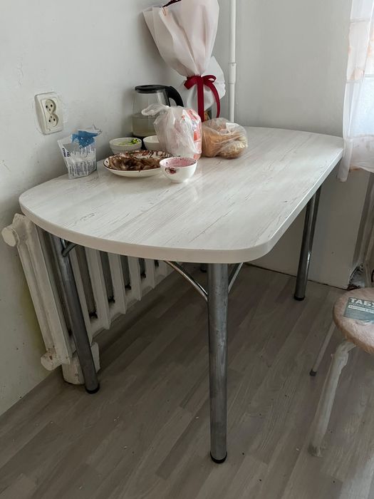 Срочно продам стол кухонный