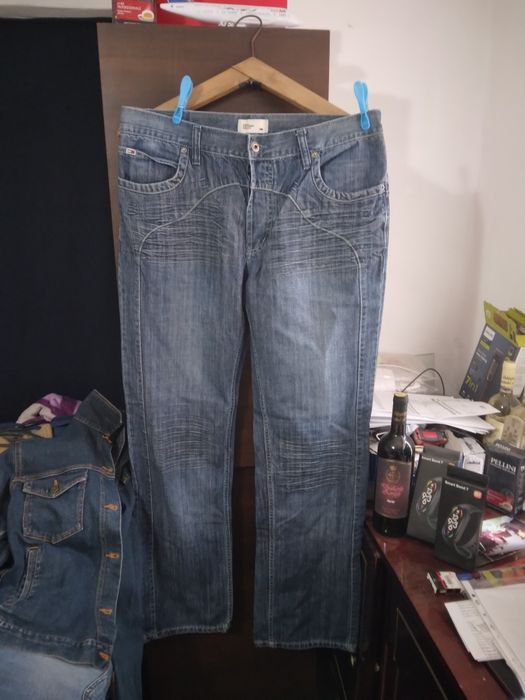 Blugi Tommy Hilfiger ieftin la 80 de lei