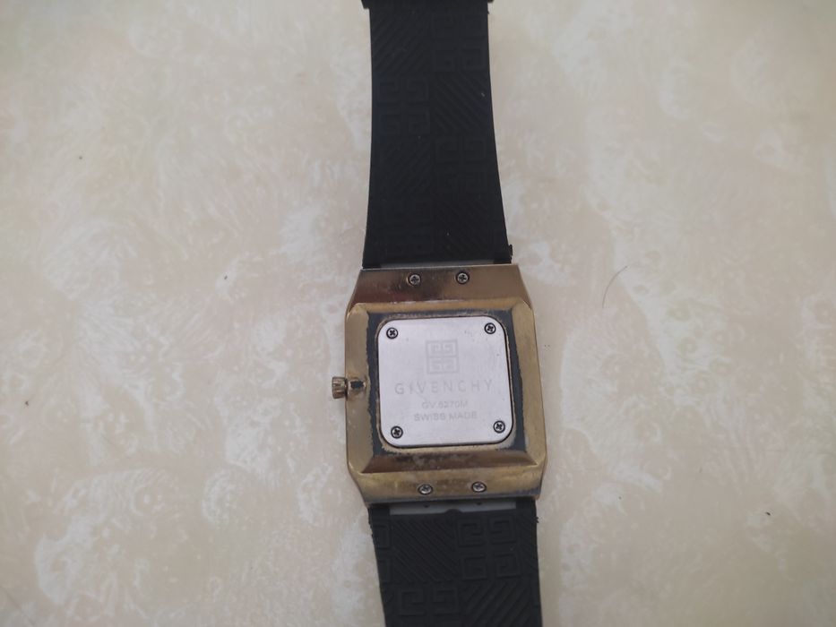 Продам фирменные часы GIVANCHY swiss