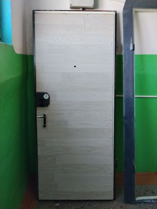 Дверь металлическая входная б/у