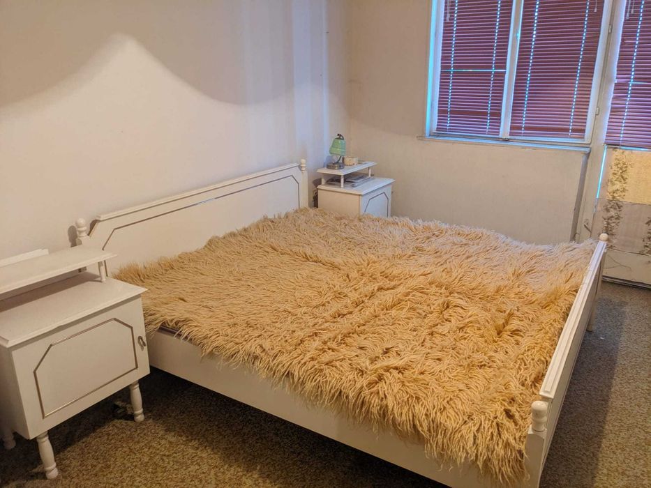 Спалня,две нощни шкафчета, тоалетка четирикрилен гардероб с надстройка