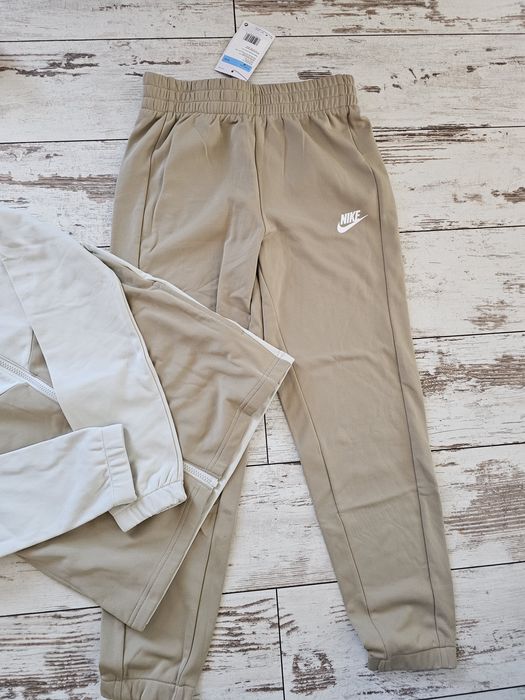 Нов детски анцунг Nike