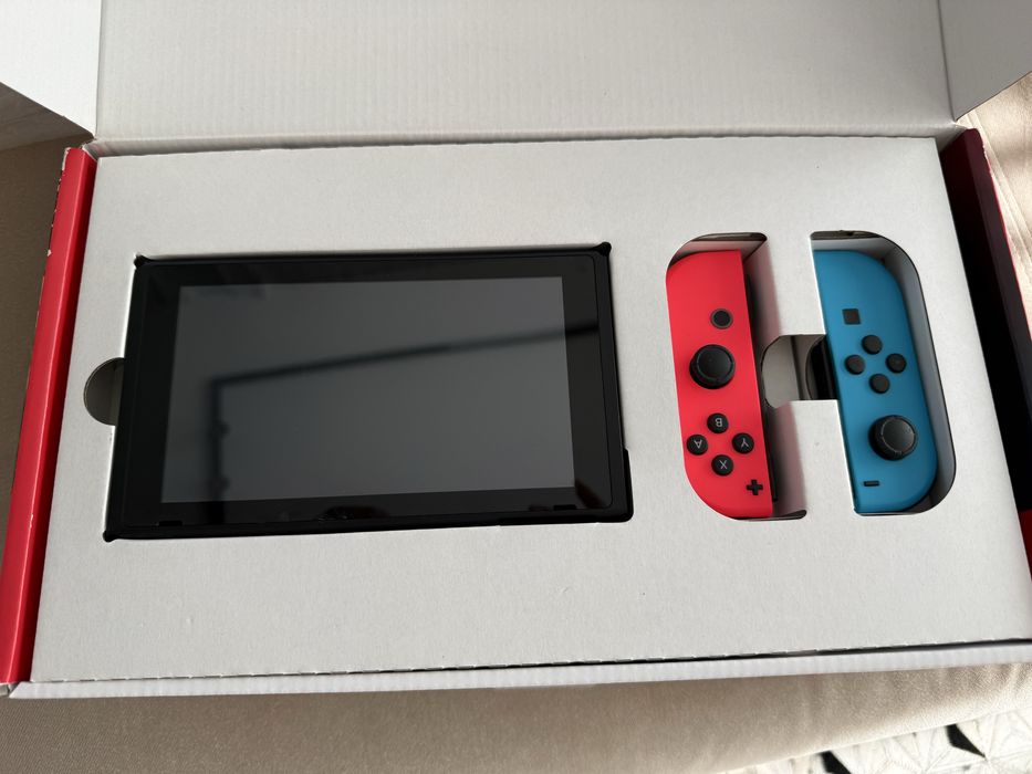 Nintendo Switch + Minecraft + Super Mario Deluxe + калъф