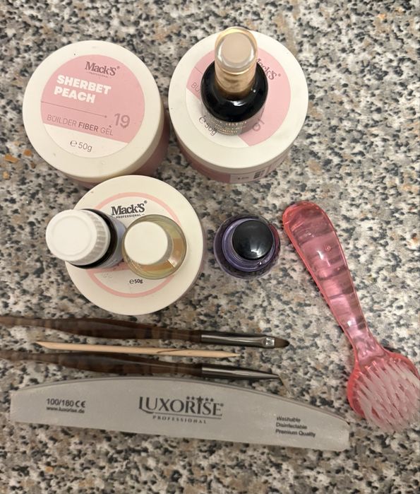 Se vinde chit unghii.