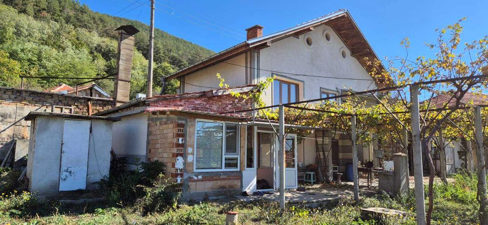 Къща с двор в село Горно Изворово