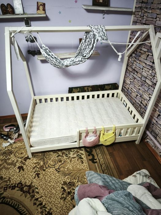 Продам.Кроватка-домик