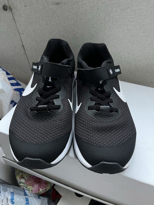 Нови маратонки Nike Revolution