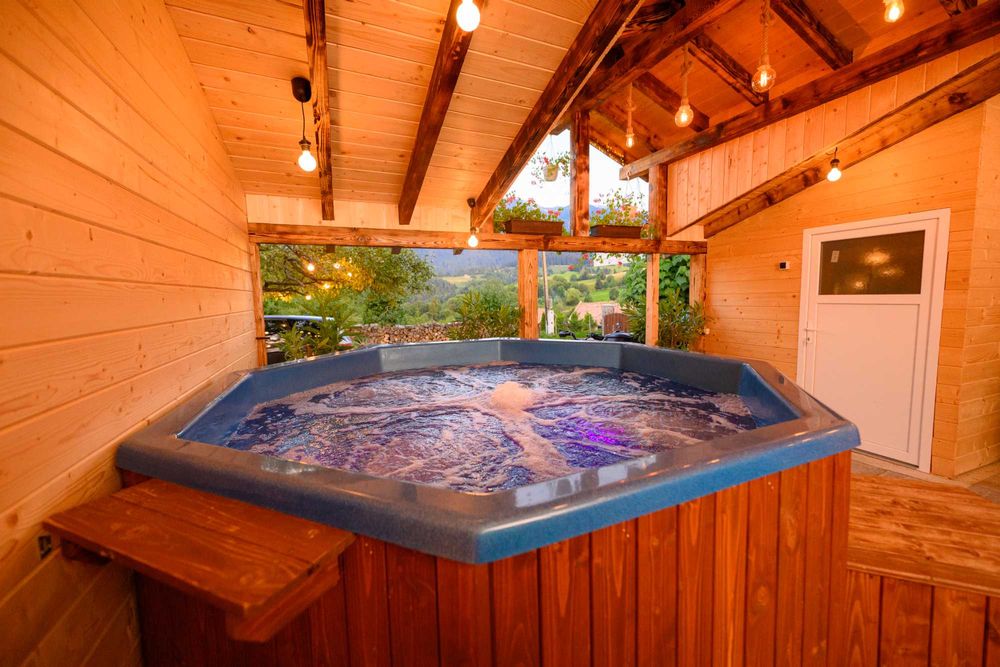 Cabana la Flo / cazare Bran / SPA / 16 persoane / 7 camere /