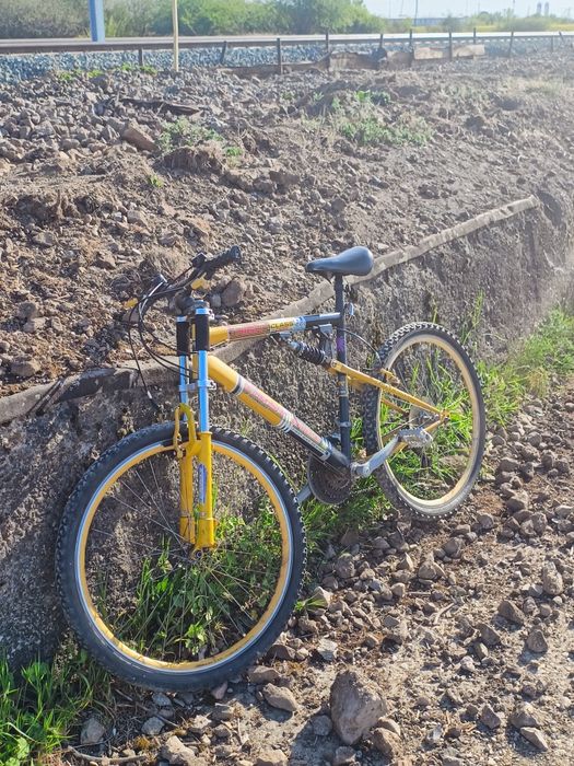 Bicicletă MTB cu suspensie dublă – ideală oraș/offroad