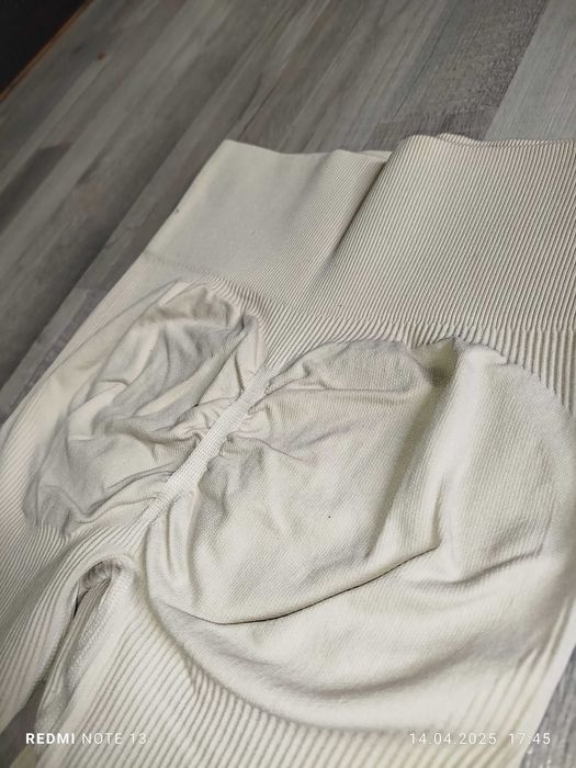 Дамски рипсен клин оформящ дупето.