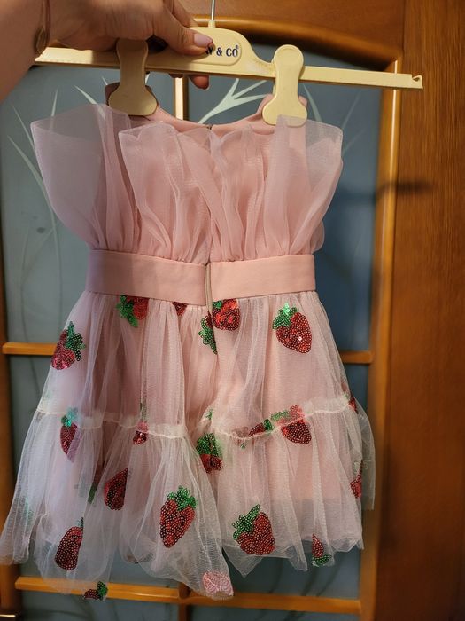 Set rochie mama- fiica identice, model căpșuni, făcute pe comanda, cu mici defecte prinse în poză