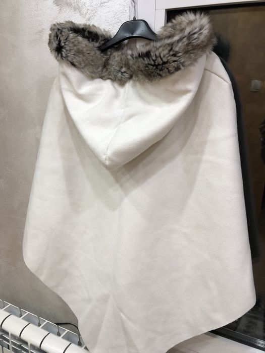 Бяло пончо с пух