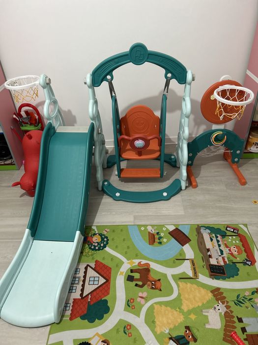Spatiu de joaca cu tobogan