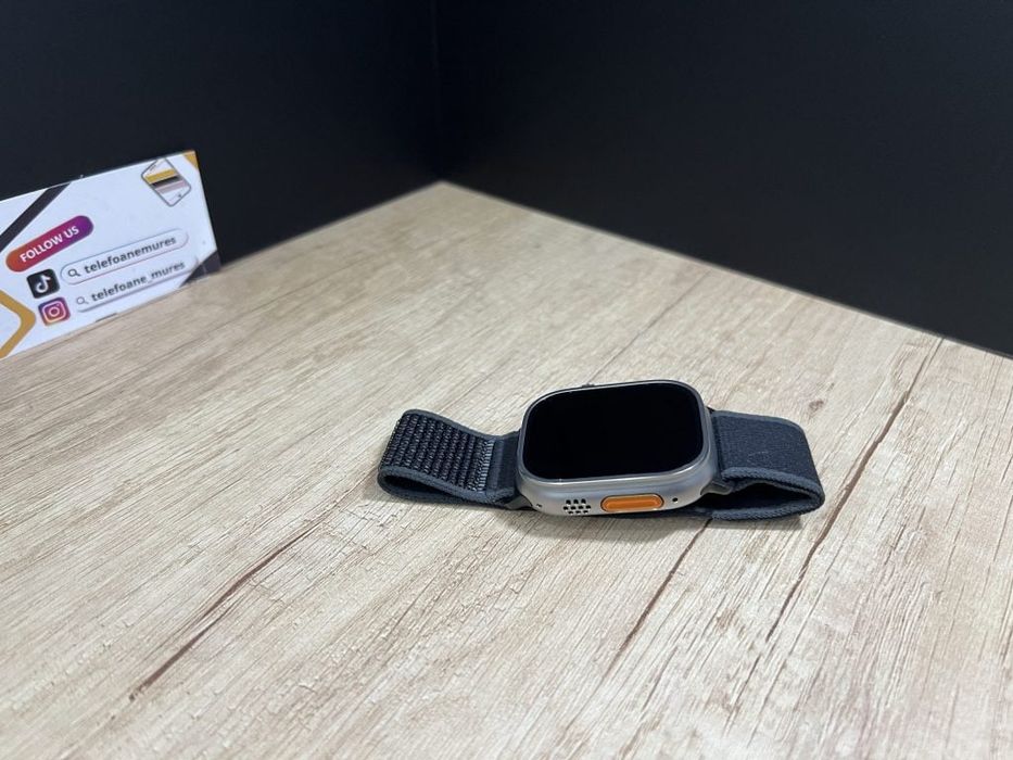 Apple Watch Ultra 3 Natural Titanium Black Trail Loop Second-Hand 2 an