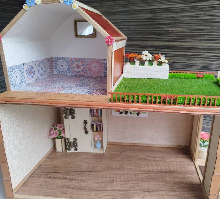 Дървена къща за кукли