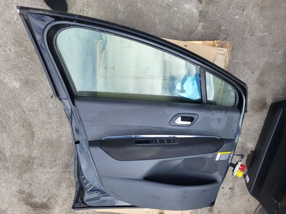 Vindem usa staga fata  Peugeot 3008