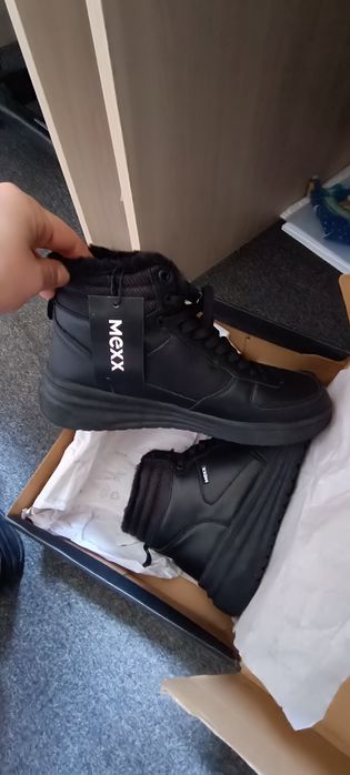 Продам новые ботинки