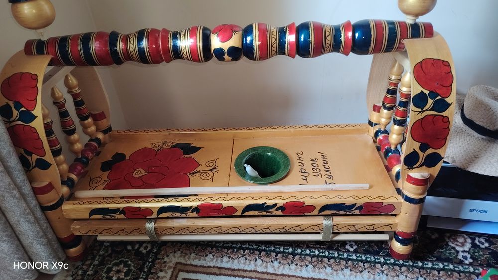 Beshik sotiladi holati ideal sumak va tuvak bor
