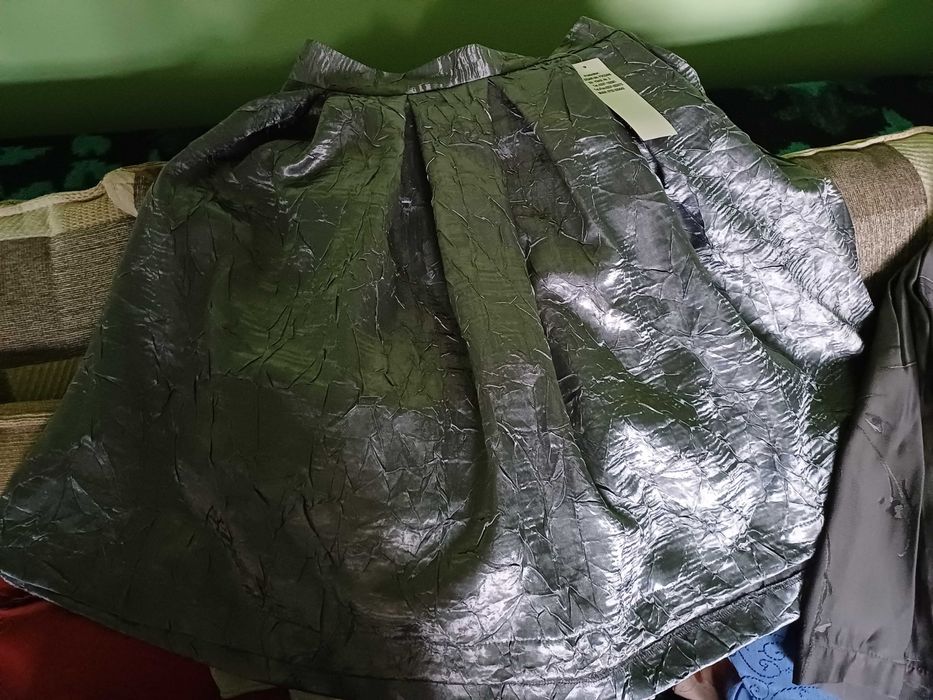 Fuste gri noi cu eticheta si rochii lungi noi