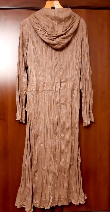 Платье с капюшоном.