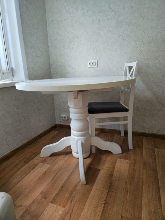 Продам круглый стол + 3 стула