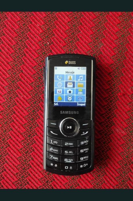 Telefon  cu taste și cameră video/foto cu două cartele SIM.
Modelul este robust, mic și foarte practic.