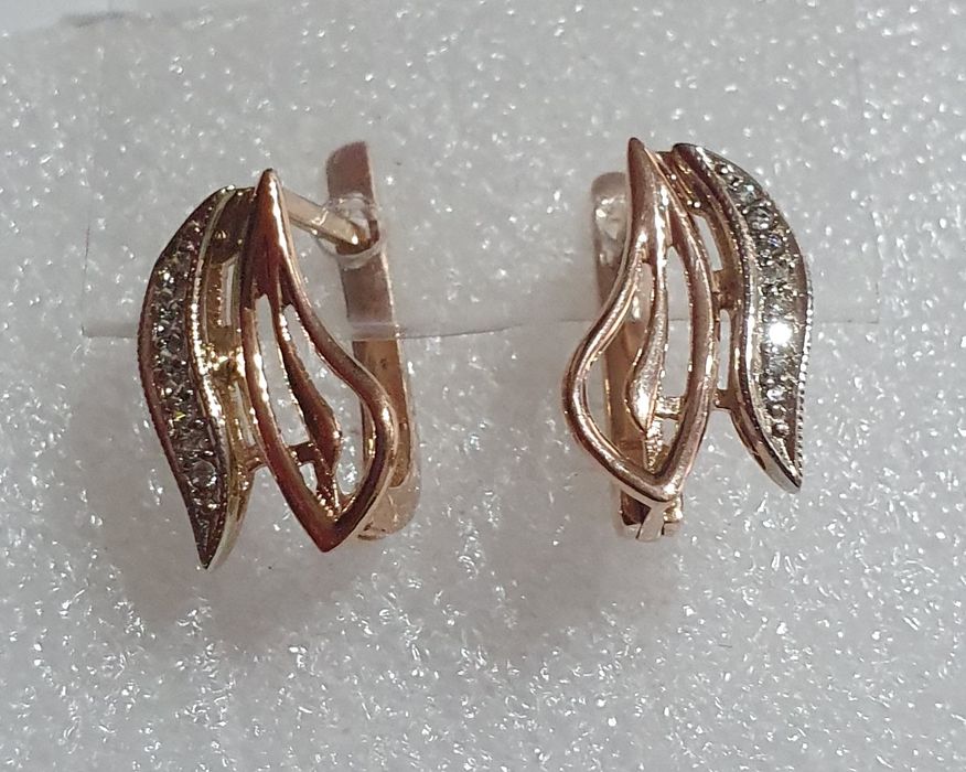 Сережки    золотые.