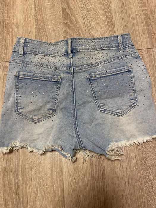 Дънкови къси панталонки с камъни,напълно запазени,размер S.