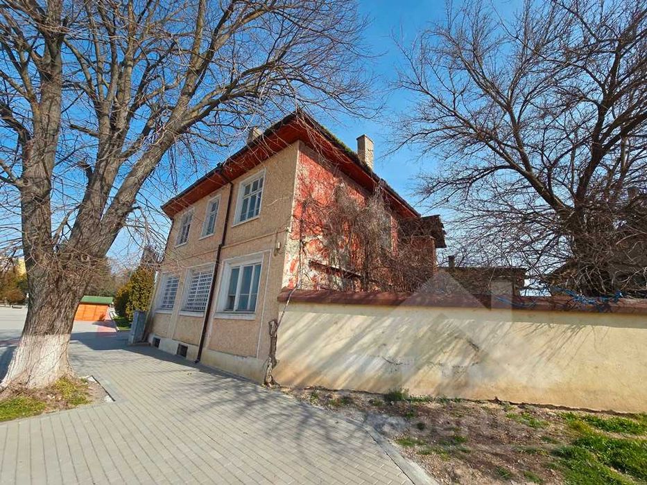 Двуетажна къща в центъра на гр.Вълчи дол