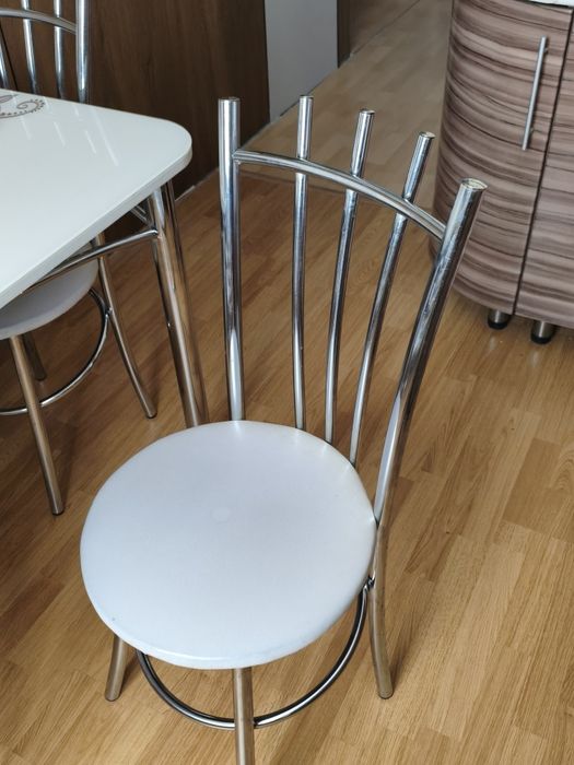 Продам кухонный стол со стульями