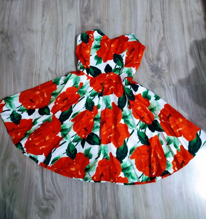 Дамска рокля с рози