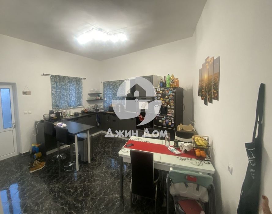 Едноетажна къща с двор в гр. Камено