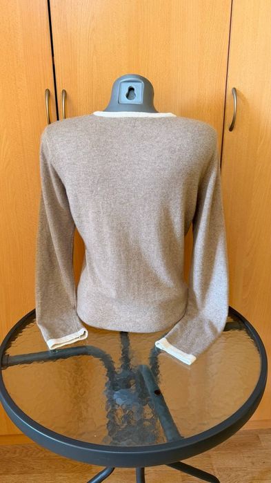 Женска жилетка Италия.Размер М/S.20% Kaшмир, 10%коприна,