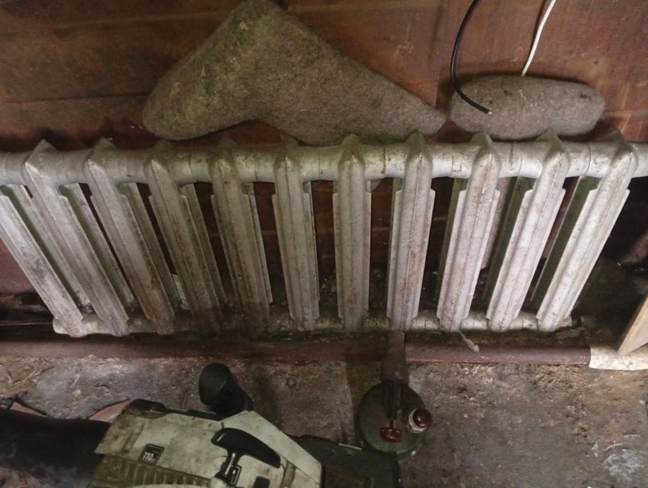 Продам чугунную батарею