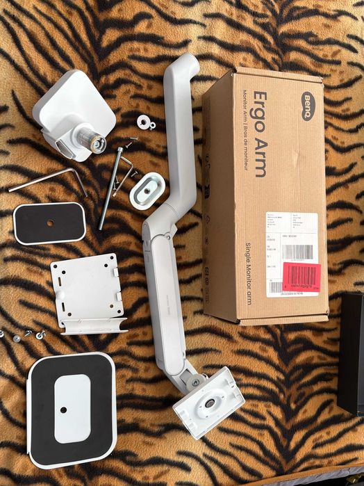 Продавам стойка за монитор BenQ Ergo Arm BSH02 (Бяла) – Като нова.