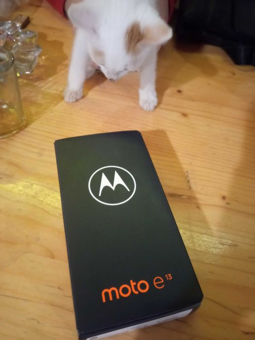 Moto E 13 чисто нов, не използван.