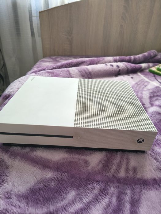 Xbox one s + 3 manete + 31 de jocuri,