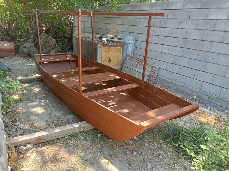 Лодка деревянная